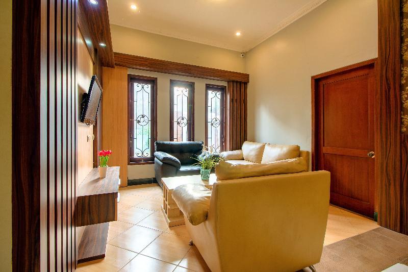 Oyo 1195 The Doctor'S Guest House Syariah Kejayan Extérieur photo
