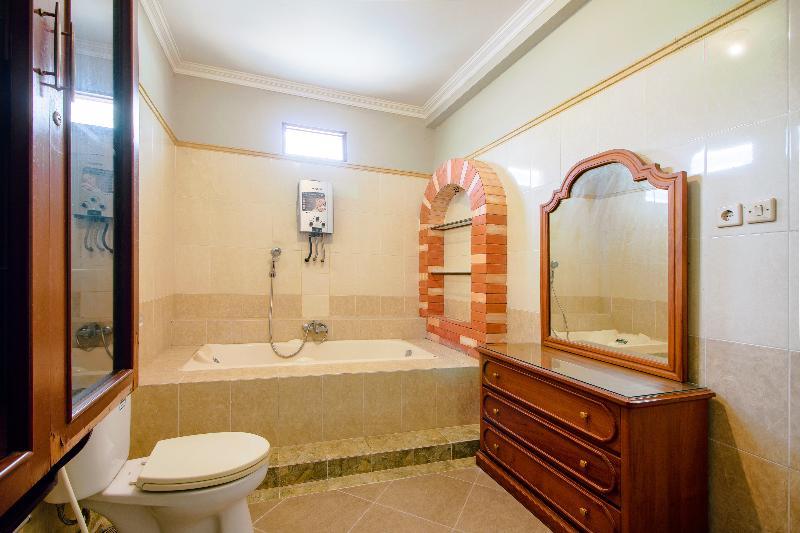 Oyo 1195 The Doctor'S Guest House Syariah Kejayan Extérieur photo